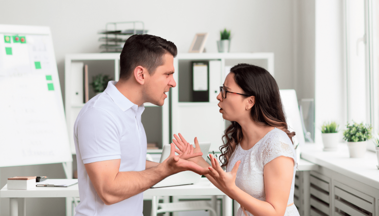 Pareja de emprendedores discutiendo sobre su emprendimiento
